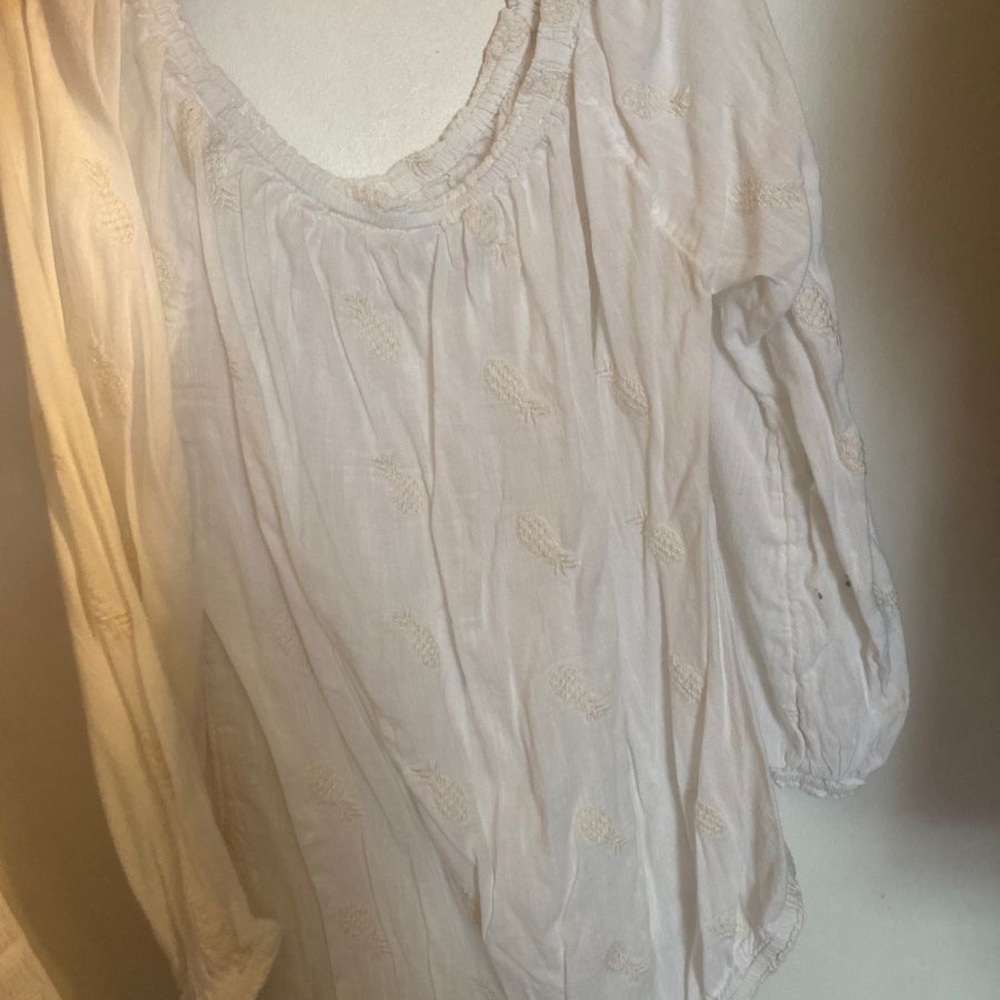 Old navy white shirt with white pineapples on it